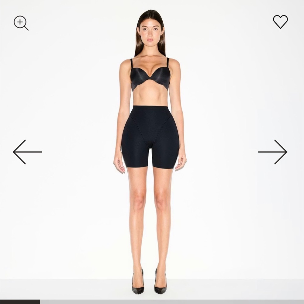 NWT SKIMS BUTT AND HIP ENHANCING MID THIGH
SHORT